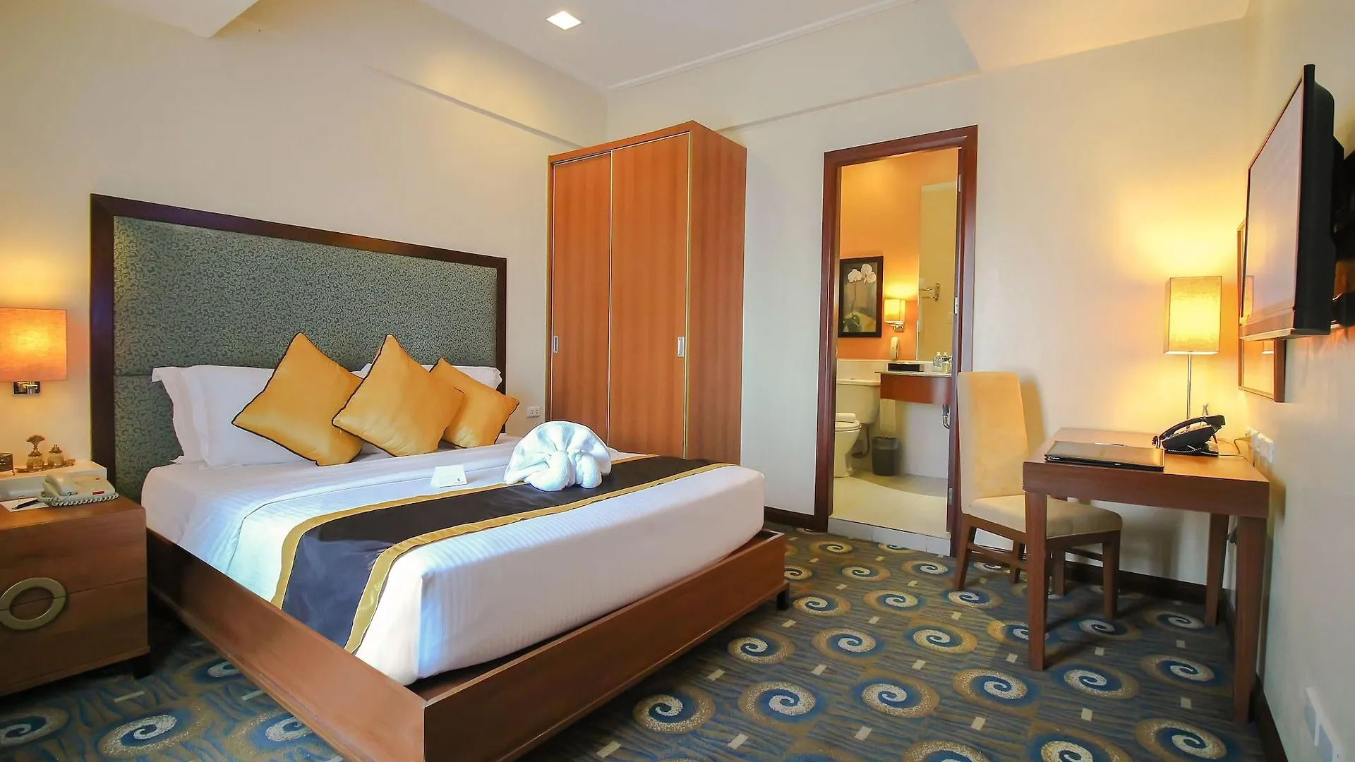 ****  Makati Palace Hotel Makati City Filipinler