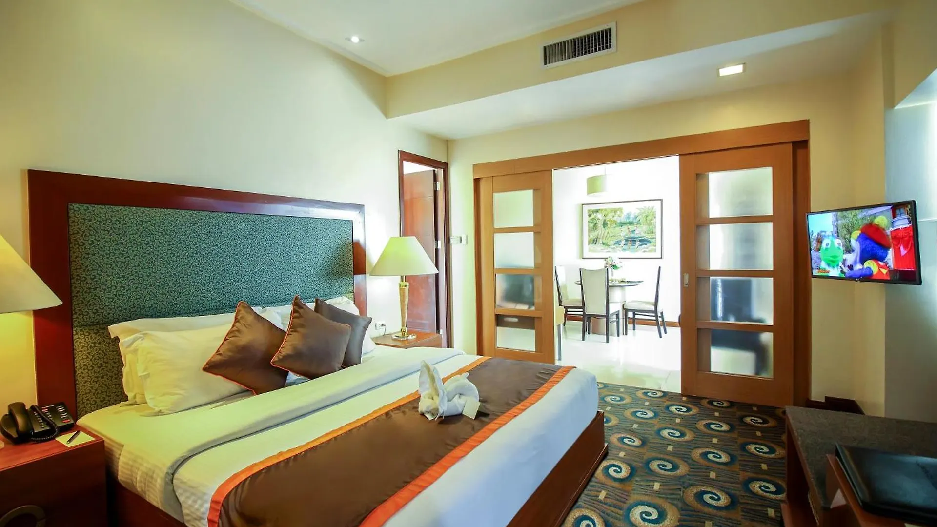 Makati Palace Hotel Makati City 4*,